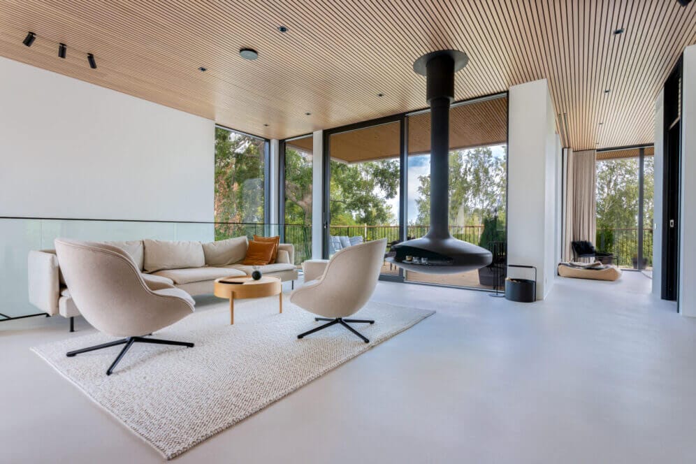 Living room with sand colours and wooden ceiling.
