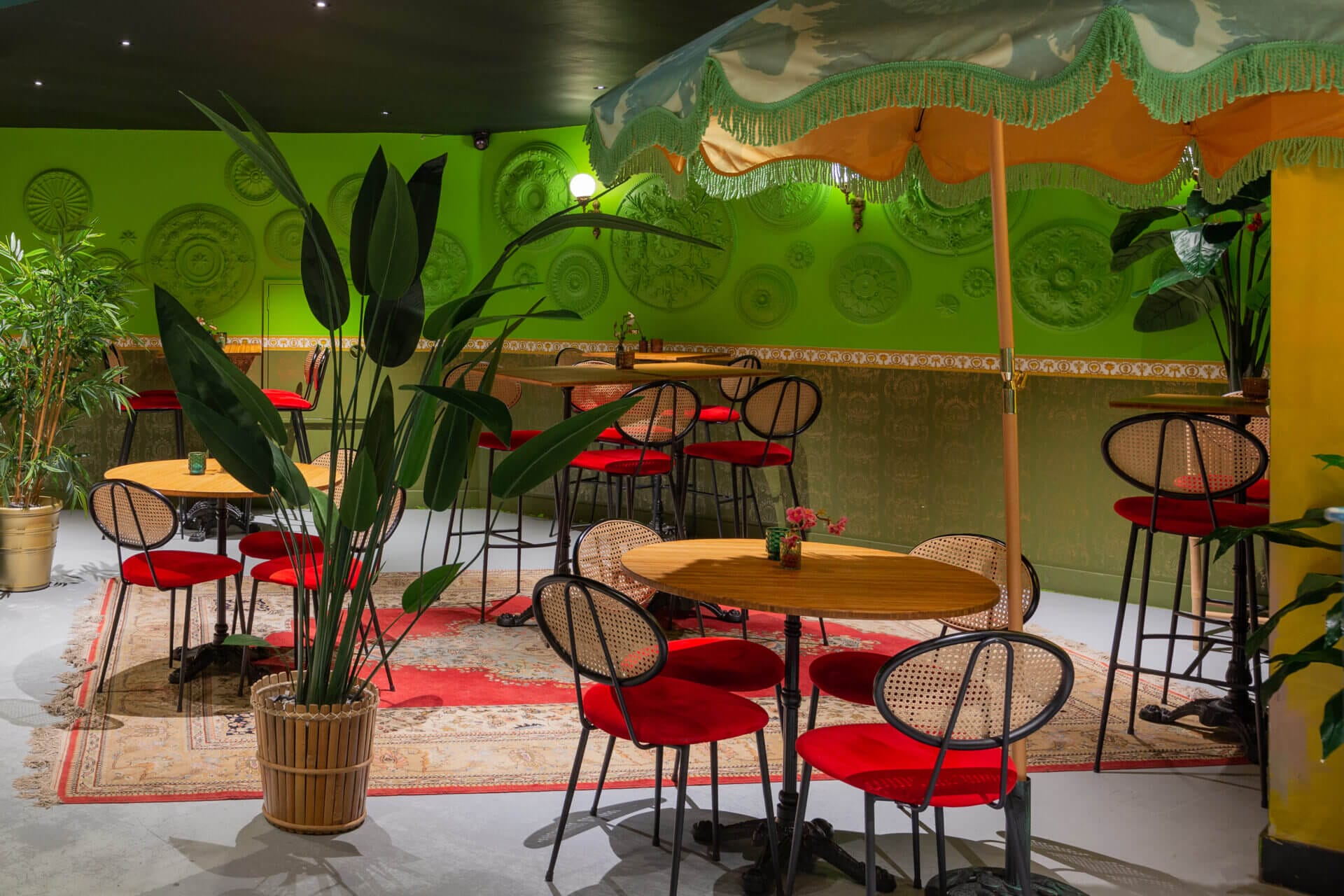 Restaurant with green walls and outdoor feeling