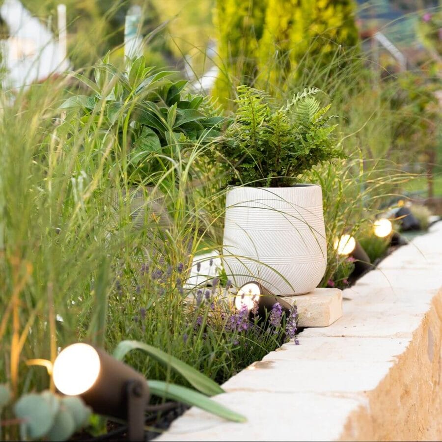 Outdoor garden luminaire Artemis from Karizma Luce lighting up plants.