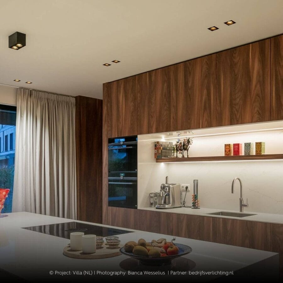 Kitchen with square Dea Dion S lighting.