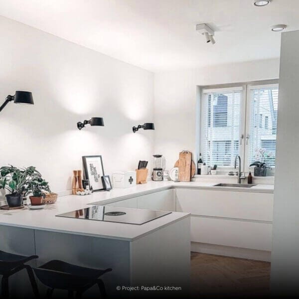 white kitchen with Karizma Luces Dea Feronia XS.