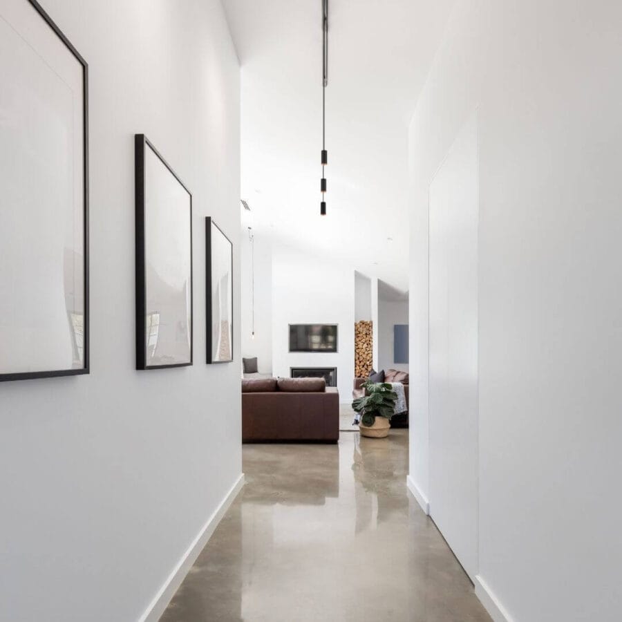 White interior with minimalistic track system with pendant Dea Vesta by Karizma Luce.