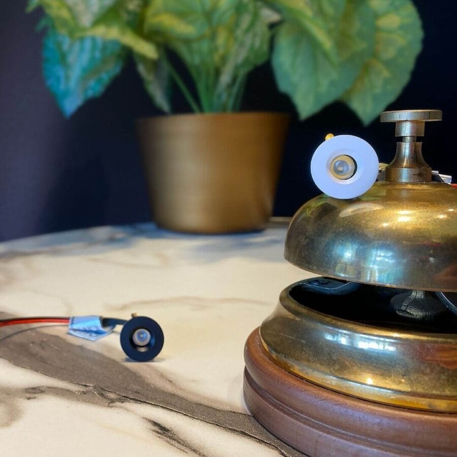 Small luminaire Poco on a reception bell.