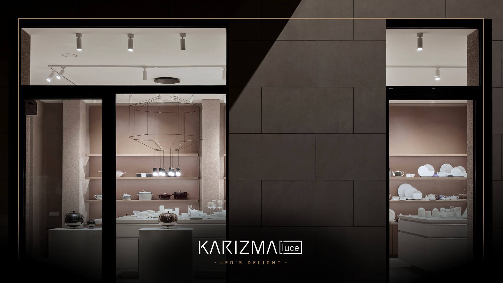 Windows of a shop with a view on products. Stretto SF and Stretto track are on the ceiling.