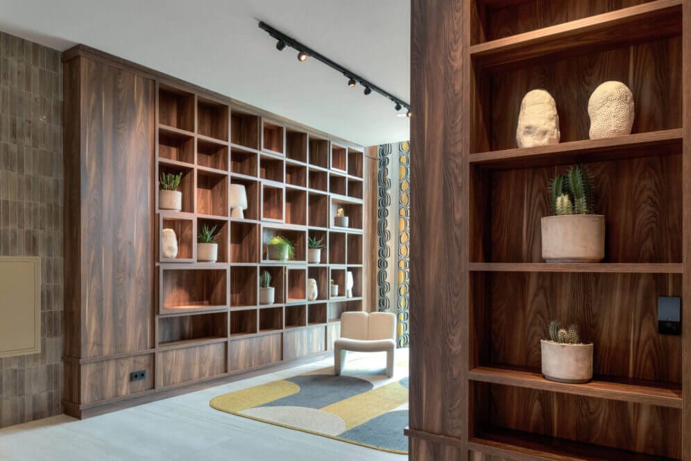 Cabinet with black sphere track spots Dea Eros