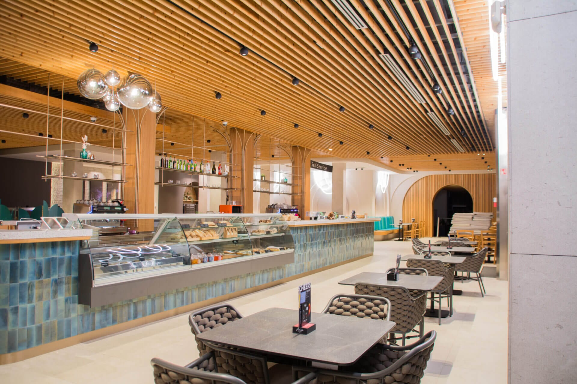 Restaurant with beams on the ceiling and Dea Eros M TR track light.