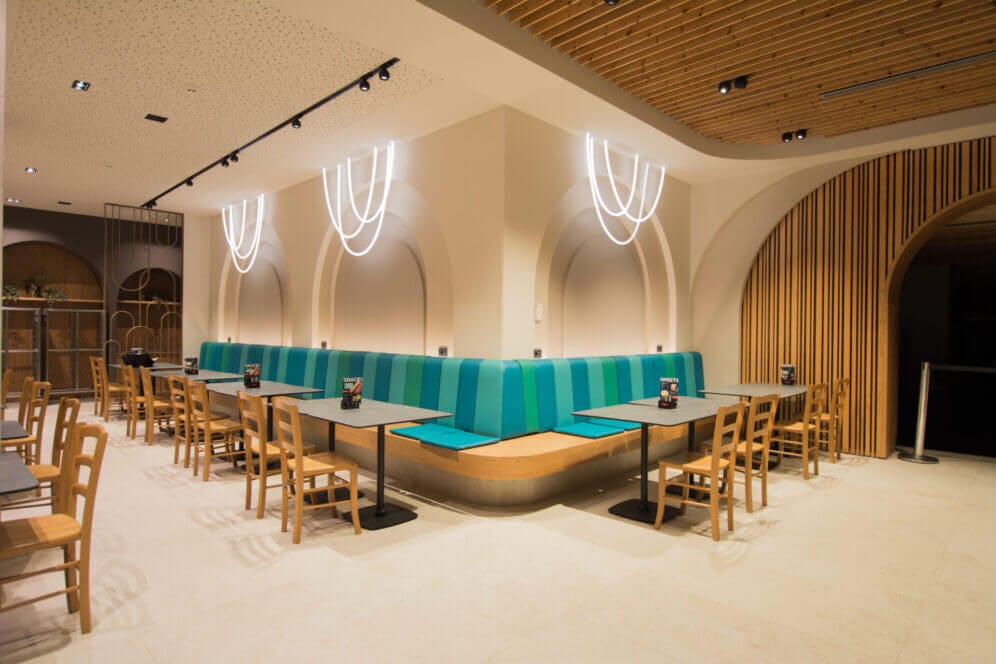 Restaurant with track lighting by Karizma Luce.